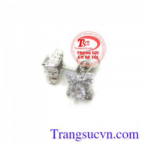 Đôi bông tai vàng trắng kim cương TSVN được thiết kế trang nhã, bắt mắt, hợp thời trang.