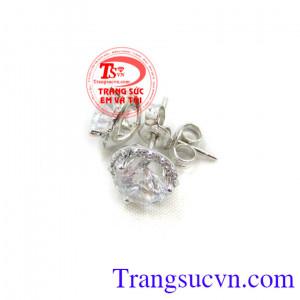 Hoa tai kim cương vàng trắng đẹp được chế tác tinh tế, xinh xắn, hợp thời trang. Hoa tai kim cương vàng trắng đẹp sẽ khiến cho các chị em trở nên thu hút hơn với người khác phái.