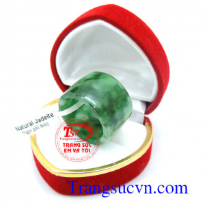 Nhẫn ngọc phỉ thúy hộ mệnh, Đảm bảo chất lượng, Hàng nhập khẩu uy tín chứng nhận sản phẩm, Mang lại tiền tài, Thể hiện đẳng cấp