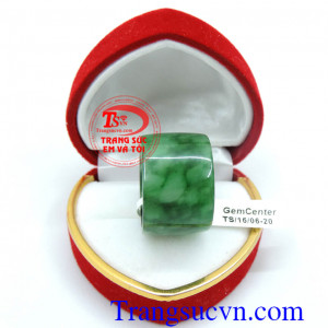 Nhẫn ngọc phỉ thúy hộ mệnh, Đảm bảo chất lượng, Hàng nhập khẩu uy tín chứng nhận sản phẩm, Mang lại tiền tài, Thể hiện đẳng cấp