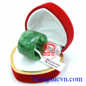 Nhẫn ngọc phỉ thúy hộ mệnh, Đảm bảo chất lượng, Hàng nhập khẩu uy tín chứng nhận sản phẩm, Mang lại tiền tài, Thể hiện đẳng cấp