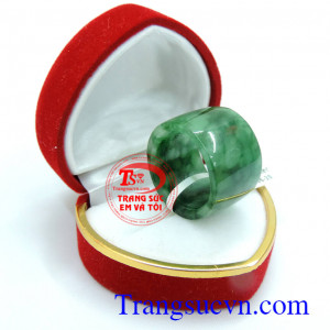 Nhẫn ngọc phỉ thúy hộ mệnh, Đảm bảo chất lượng, Hàng nhập khẩu uy tín chứng nhận sản phẩm, Mang lại tiền tài, Thể hiện đẳng cấp