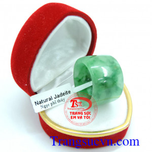 Nhẫn ngọc phỉ thúy vuông có kiểm định đá quý kèm theo,sản phẩm đảm bảo chất lượng, nhẫn ngọc đeo ngón cái,nhẫn phỉ thúy may mắn.Khách hàng ưa chuộng