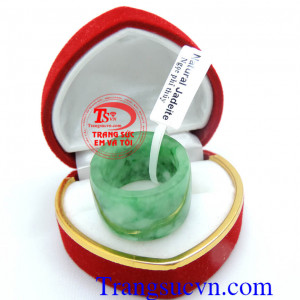 Nhẫn ngọc phỉ thúy vuông có kiểm định đá quý kèm theo,sản phẩm đảm bảo chất lượng, nhẫn ngọc đeo ngón cái,nhẫn phỉ thúy may mắn.Khách hàng ưa chuộng