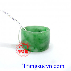 Nhẫn ngọc phỉ thúy vuông có kiểm định đá quý kèm theo,sản phẩm đảm bảo chất lượng, nhẫn ngọc đeo ngón cái,nhẫn phỉ thúy may mắn.Khách hàng ưa chuộng