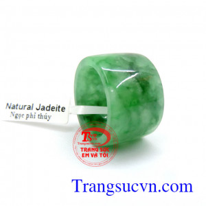 Nhẫn ngọc phỉ thúy vuông có kiểm định đá quý kèm theo,sản phẩm đảm bảo chất lượng, nhẫn ngọc đeo ngón cái,nhẫn phỉ thúy may mắn.Khách hàng ưa chuộng