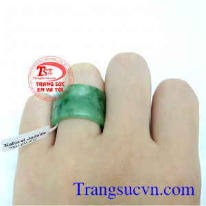 Nhẫn ngọc phỉ thúy vuông có kiểm định đá quý kèm theo,sản phẩm đảm bảo chất lượng, nhẫn ngọc đeo ngón cái,nhẫn phỉ thúy may mắn.Khách hàng ưa chuộng