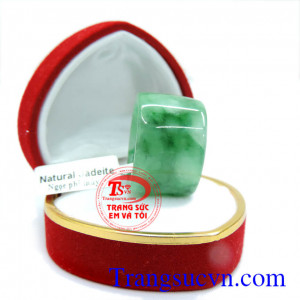 Nhẫn ngọc phỉ thúy vuông có kiểm định đá quý kèm theo,sản phẩm đảm bảo chất lượng, nhẫn ngọc đeo ngón cái,nhẫn phỉ thúy may mắn.Khách hàng ưa chuộng