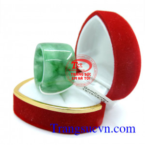 Nhẫn ngọc phỉ thúy vuông có kiểm định đá quý kèm theo,sản phẩm đảm bảo chất lượng, nhẫn ngọc đeo ngón cái,nhẫn phỉ thúy may mắn.Khách hàng ưa chuộng