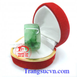 Nhẫn ngọc phỉ thúy ngón nhẫn