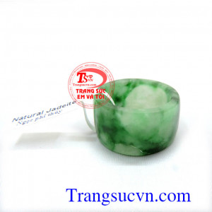 Nhẫn ngọc phỉ thúy ngón nhẫn