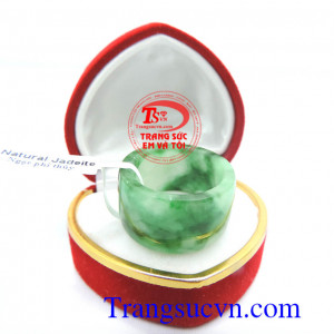 Nhẫn ngọc phỉ thúy ngón nhẫn