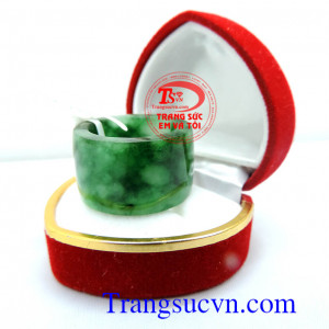 Nhẫn ngọc tự nhiên