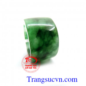 Nhẫn ngọc tự nhiên