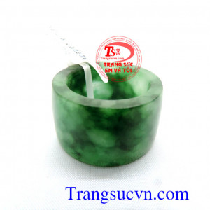 Nhẫn ngọc tự nhiên