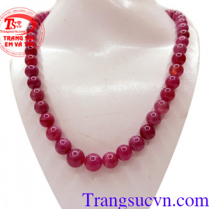 Ruby Thiên Nhiên với màu Đỏ hồng tím phù hợp với người mệnh Thổ Thủy Hỏa, đem lại sự giàu sang phú quý cho người đeo.