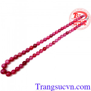 Ruby Thiên Nhiên với màu Đỏ hồng tím phù hợp với người mệnh Thổ Thủy Hỏa, đem lại sự giàu sang phú quý cho người đeo.