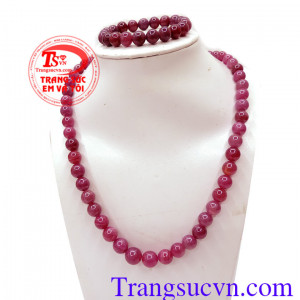 Ruby Thiên Nhiên với màu Đỏ hồng tím phù hợp với người mệnh Thổ Thủy Hỏa, đem lại sự giàu sang phú quý cho người đeo.