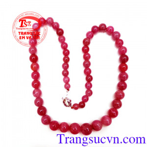 Ruby Thiên Nhiên với màu Đỏ hồng tím phù hợp với người mệnh Thổ Thủy Hỏa, đem lại sự giàu sang phú quý cho người đeo.