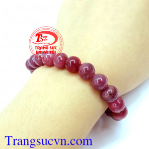 Vòng Tay Ruby Thiên Nhiên Sự kết tinh của đất trời, mang lại cho người đeo sức khỏe sự may mắn, nhất là những người có cung phù hợp với các loại màu sắc ruby.