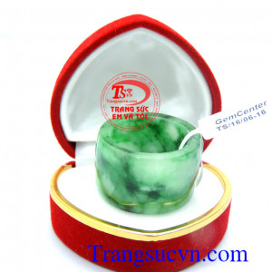 Nhẫn ngọc phỉ thúy sang trọng