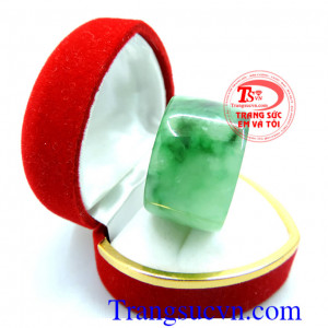 Nhẫn ngọc phỉ thúy sang trọng