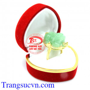 Nhẫn Tỳ Hưu Nữ Vàng đem lại may mắn cho phái nữ, đeo nhẫn tỳ hưu nữ mang lại cảm giác khỏe mạnh tự tin khi giao tiếp. Tỳ Hưu sẽ đem tài lộc cho ai sở hữu nó.