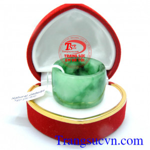 Nhẫn phỉ thúy vân lý