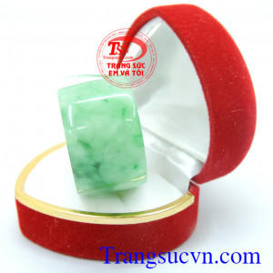 Nhẫn ngọc lục đeo nhẫn trên tay đảm bảo sang trọng và quý phái,dòng sản phẩm nhẫn ngọc phỉ thúy may mắn và công danh,Có giấy kiểm định.giao nhân toàn quốc