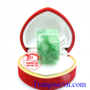 Nhẫn ngọc lục đeo nhẫn trên tay đảm bảo sang trọng và quý phái,dòng sản phẩm nhẫn ngọc phỉ thúy may mắn và công danh,Có giấy kiểm định.giao nhân toàn quốc