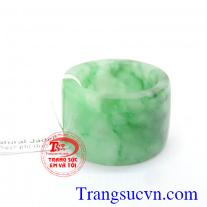 Nhẫn ngọc lục đeo nhẫn trên tay đảm bảo sang trọng và quý phái,dòng sản phẩm nhẫn ngọc phỉ thúy may mắn và công danh,Có giấy kiểm định.giao nhân toàn quốc