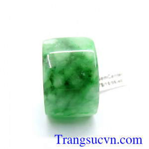 Nhẫn ngọc lục đeo nhẫn trên tay đảm bảo sang trọng và quý phái,dòng sản phẩm nhẫn ngọc phỉ thúy may mắn và công danh,Có giấy kiểm định.giao nhân toàn quốc