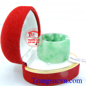 Nhẫn ngọc lục đeo nhẫn trên tay đảm bảo sang trọng và quý phái,dòng sản phẩm nhẫn ngọc phỉ thúy may mắn và công danh,Có giấy kiểm định.giao nhân toàn quốc