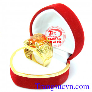 Thạch Anh mang lại tiền tài . Nhẫn thạch anh vàng phù hợp cho những người kinh doanh, thường xuyên giao tiếp với nhiều người. Đem lại sự tự tin, sang trọng cho người đeo nhẫn.