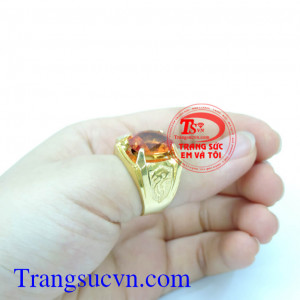 Thạch Anh mang lại tiền tài . Nhẫn thạch anh vàng phù hợp cho những người kinh doanh, thường xuyên giao tiếp với nhiều người. Đem lại sự tự tin, sang trọng cho người đeo nhẫn.