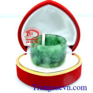 Nhẫn ngọc may mắn