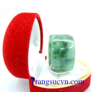 Nhẫn ngọc may mắn