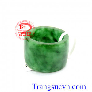 Nhẫn phỉ thúy đeo ngón giữa