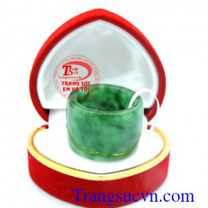 Nhẫn phỉ thúy đeo ngón giữa