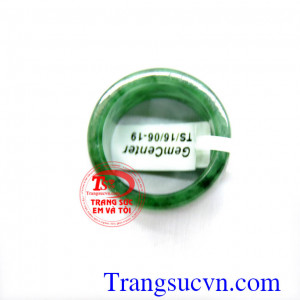 Nhẫn phỉ thúy đeo ngón giữa