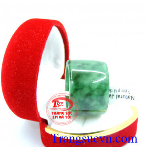 Nhẫn phỉ thúy đeo ngón giữa