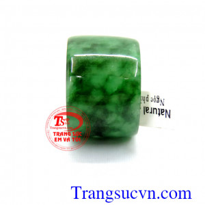 Nhẫn phỉ thúy đeo ngón giữa