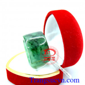 Nhẫn ngọc phỉ thúy bản vuông
