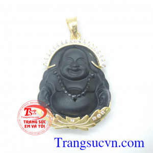 Chiếc Mặt phật đen bọc vàng tây được người đeo ưa chuộng với đường nét tinh tế và sắc nét, mặt phật đá thiên thạch màu đen bọc vàng đá kết, phù hợp cho nam.
