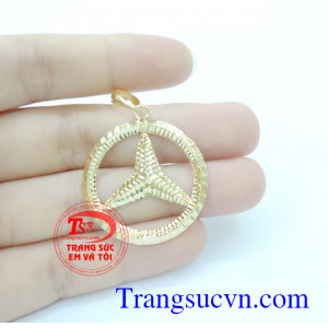 mặt dây nam bằng vàng đeo cùng dây chuyền vàng đẳng cấp dễ dàng kết hợp với nhiều kiểu trang phục.