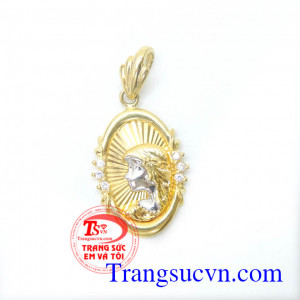 Nữ thần tình yêu đeo hợp thời trang.