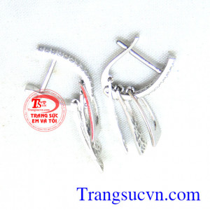 Hoa tai nữ vàng trắng đẹp mang lại vẻ trẻ trung năng động cho phái đẹp.