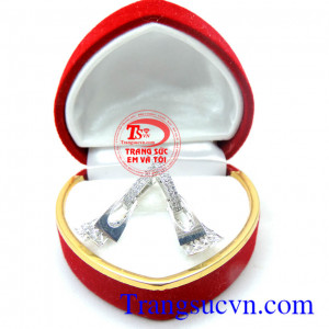 Hoa tai nữ vàng trắng đẹp sẽ khiến cho các nàng thích thú bởi vẻ độc đáo, tinh tế của đôi hoa tai.