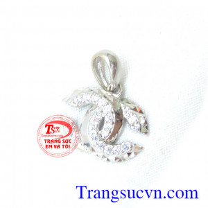 Sản phẩm mặt dây chuyền vàng được thiết kế và chế tác trên máy 3D đảm bảo tinh xảo khách hàng ưa chuộng nhiều năm. Mặt dây vàng trắng đẹp xinh