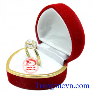 chiếc nhẫn nữ đeo hợp thời trang,chất lượng vàng được đảm bảo uy tín.